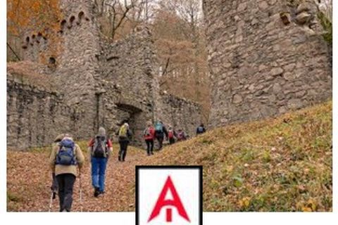 Wanderer auf dem Weg zur Ruine Rodenstein