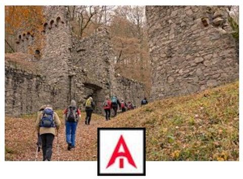 Wanderer auf dem Weg zur Ruine Rodenstein