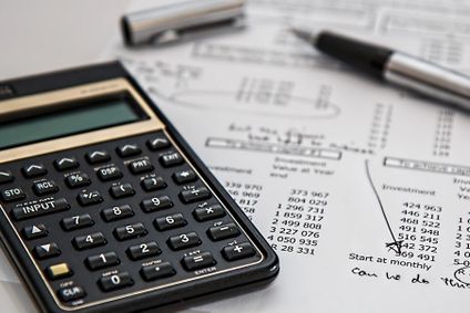 Taschenrechner und Kalkulationsunterlagen