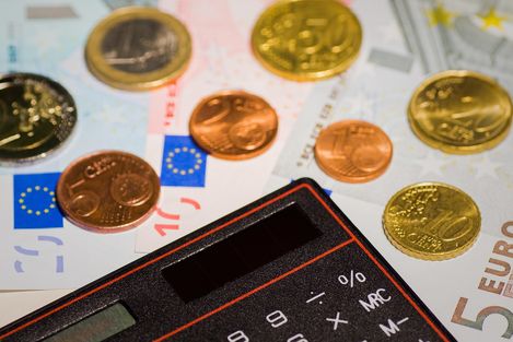 Geldscheine und Münzen