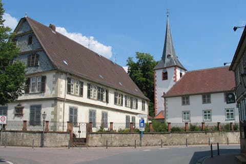 Kirche und Fachwerkgebäude