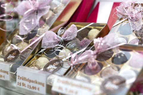 Mit Liebe und Erfahrung werden die edlen Trüffel und Pralinen aus frischen Rohstoffen und feinen Zutaten hergestellt. Ideal zum Verschenken.