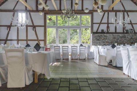 Ein Fest in der alten Hofgut Scheune im Rund von 100 Gästen.