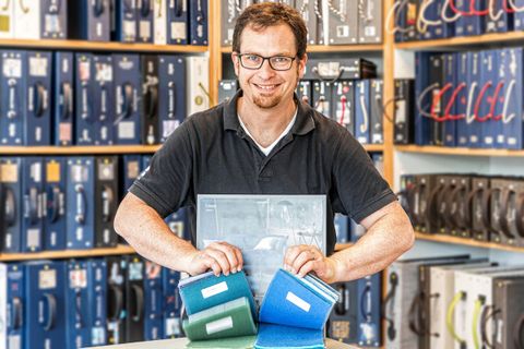 Geschäftsführer und Raumausstatter-Meister Simon Thamm in seiner Galerie mit mehr als 60 Tsd. Polster- und Bezugsstoffen.