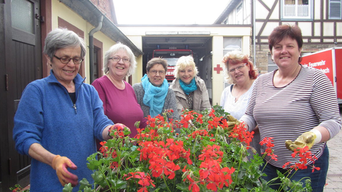 Engagierte Landfrauen bei der Bepflanzung der Blumenkästen