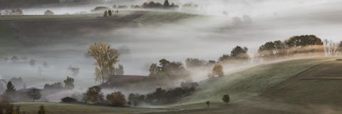 Panoramabild Herbst Landschaft im Nebel