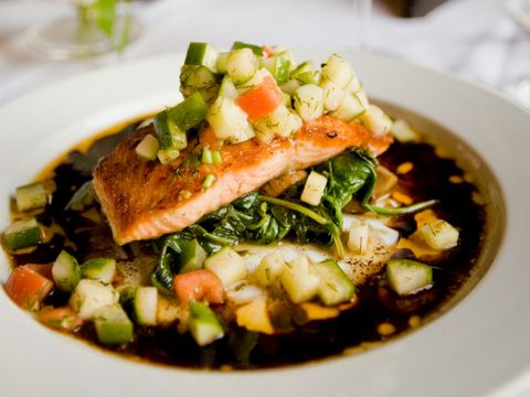 Lachs mit Gemüse appetitlich auf einem Teller angerichtet