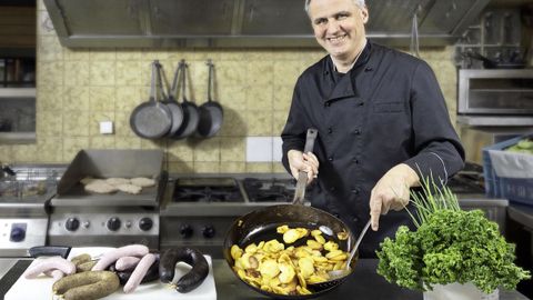 Chefkoch Thomas Horn beim Zubereiten von Bratkartoffeln