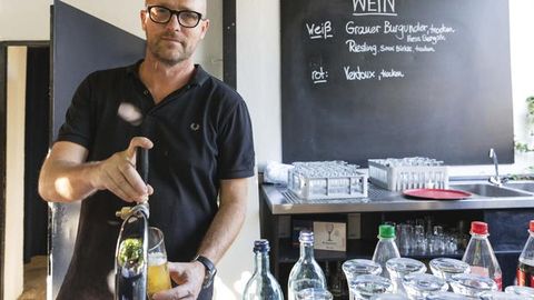 Der Hausherr an der Zapfanlage