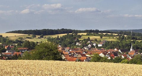 Blick über Felder auf Fränkisch Crumbach