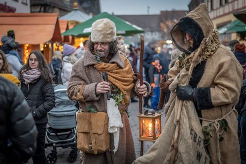 Besucher des Weihnachtsmarkts